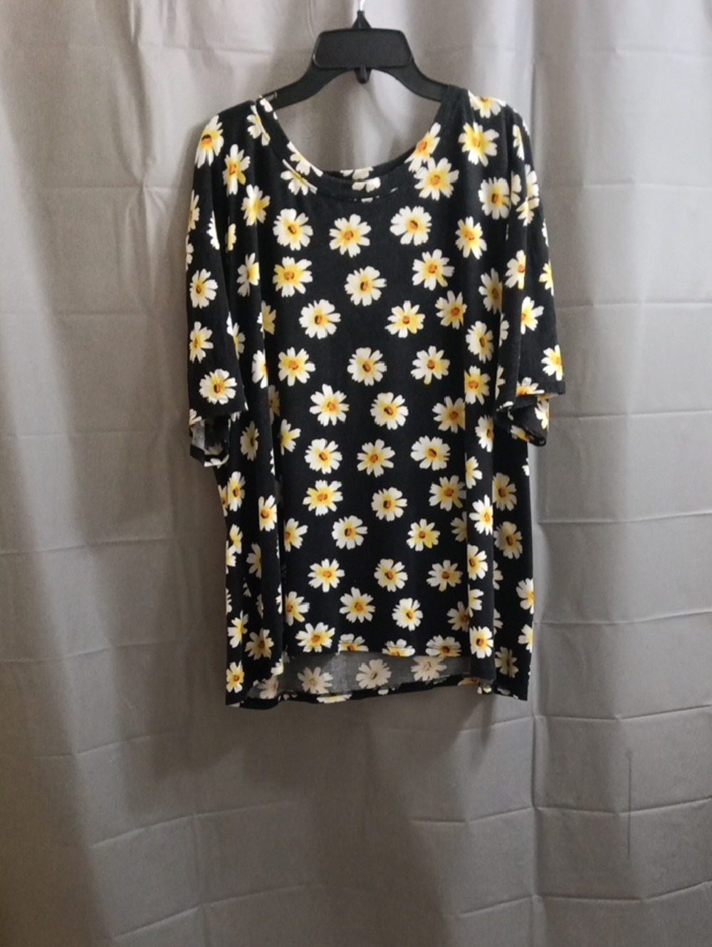 MoaMoa Black Daisy Print Short Sleeve Tee